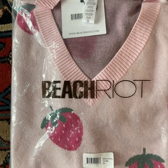 Beach Riot NWT Sz M Joey Sweet strawberries oversized sweater; so cute! - Picture 4 of 16